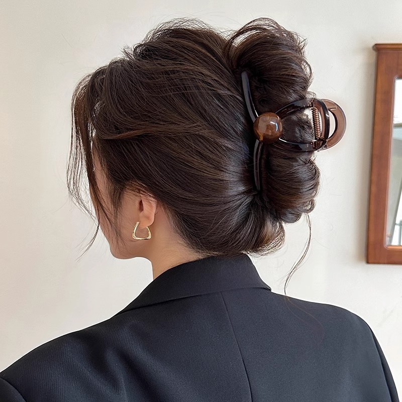 Un sentimiento de alta calidad de tamaño super grande clip de tiburón para el cabello más clip de cabello para mujeres 2025 nueva cabeza posterior retró perlas agarrar clip de cabello