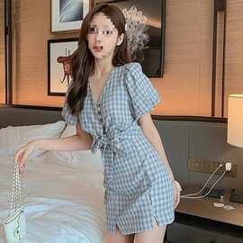 可盐可甜套装女2025年新款夏季V领系带格子上衣+开叉半身裙两件套