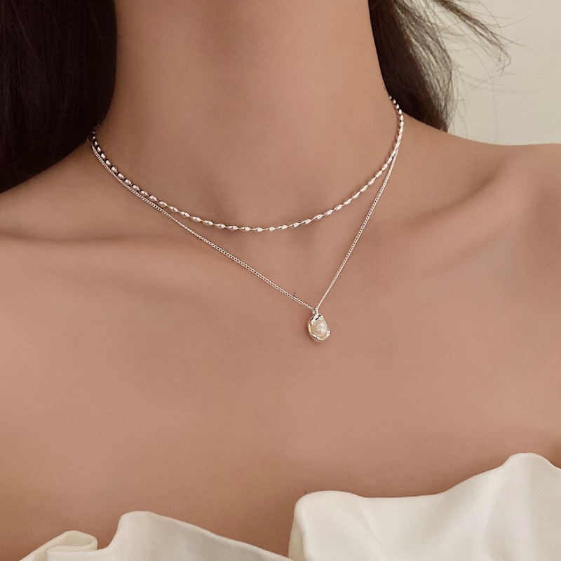 Collana stratificata minimalista con catene delicate gioiello_voghion.com