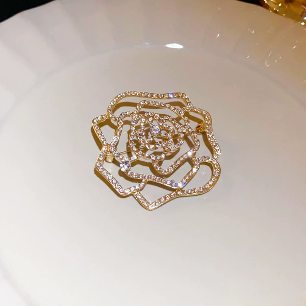 Golden brooch, flowered