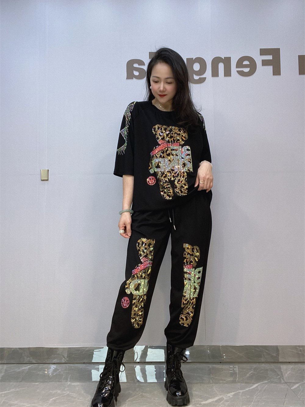 Traje de mujer de verano europeo, traje de dos piezas, industria pesada, perforación en caliente de algodón romano, camiseta suelta de manga corta, traje de pantalón, moda