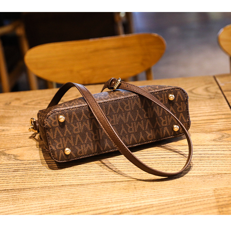 Telefono a conchiglia piccolo da donna a spalla singola, temperamento maturo, borsa a tracolla per madre di mezza età, autunno 2024_voghion.com