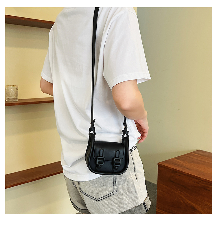 Women's Small Pu Leather Solid Color Streetwear Square Magnetic Buckle Crossbody Bag display picture 4