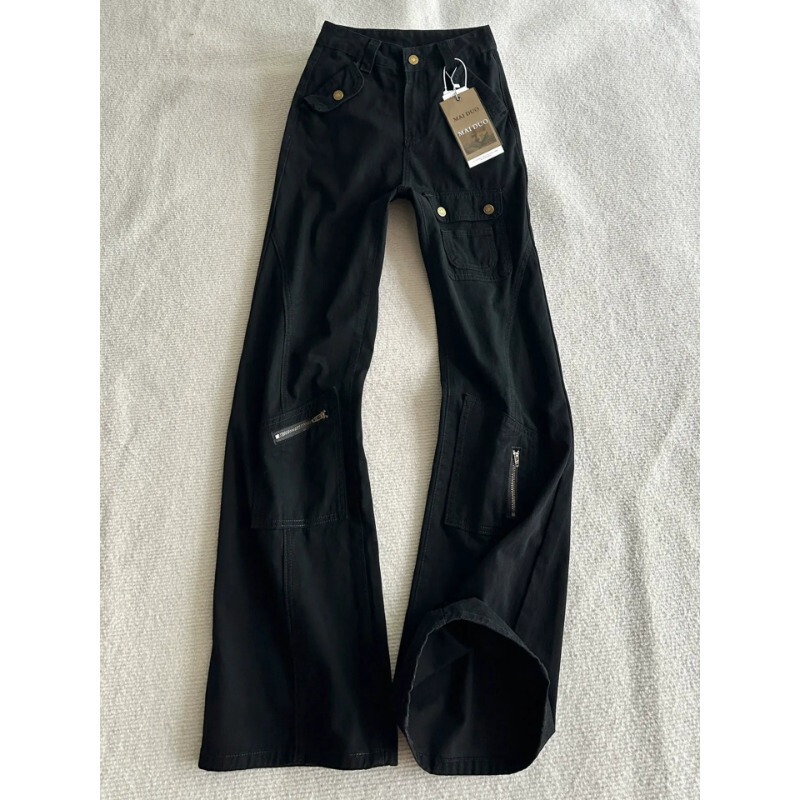 Tall women's black workwear denim pants, autumn style, loose fit, not tight on the legs, slightly flared, versatile wide-leg floor-length pants