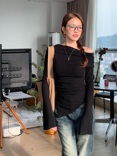 Korean-style versatile flared-sleeve long-sleeve base top for women, 2025 off-shoulder slimming blouse