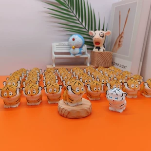 Деревянная фигурка тигрёнка ручной работы декор для стола