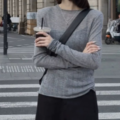 やせて見える春夏の新商品の精紡のウールの底のシャツは丸首の女性の薄い薄い透き通って頭の中で上着の卸売りを掛けます。