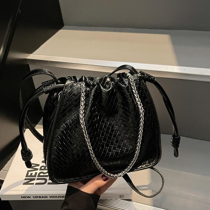2025 nuevo bolso pequeño de gran venta, textura femenina, bolso de mensajero de un solo hombro popular de todo fósforo, cadena de moda, bolso cuadrado pequeño tejido
