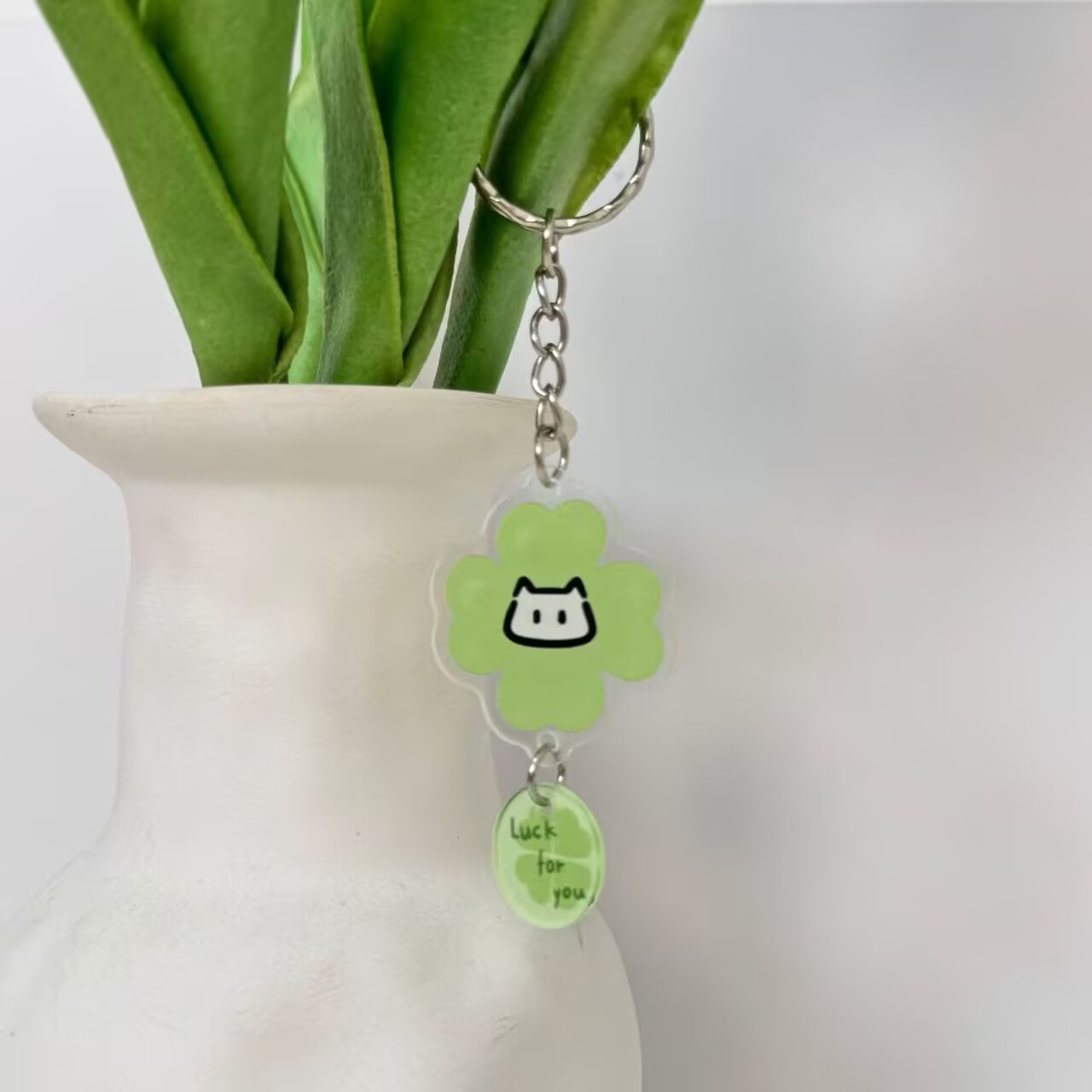 Little Red Book's Same Lucky Cat Four-Leaf Clover Acrylic Pendant as a Gift for Friends, Cute School Bag and Cute Pendant