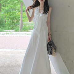 法式白色露背挂脖连衣裙子女夏季2025新款海边度假千金感气质长裙