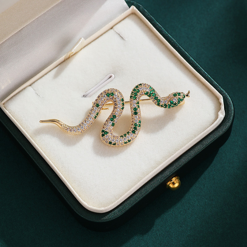 Nuevo diamante verde broche de serpiente verde de alta calidad zodiacal serpiente gay pin animales exquisitos accesorios de traje al por mayor image 5