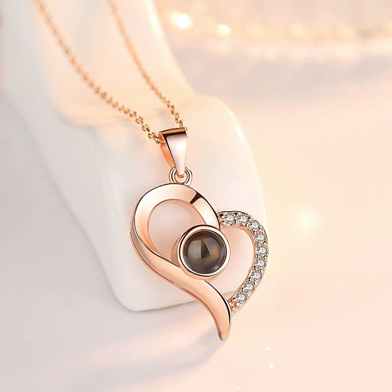 Collier pendentif cœur creux simple, style identique, avec l'inscription « Je t'aime » en 100 langues. Chaîne pendentif clavicule._voghion.com