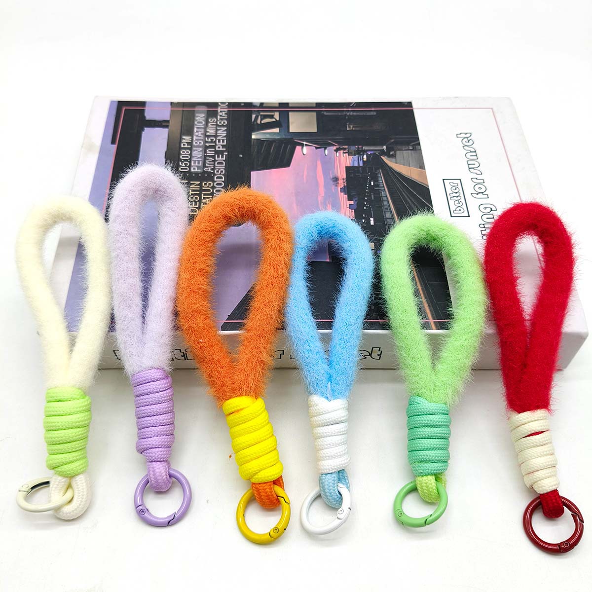 Pequeño color personalizado pelusa fresca al aire libre anti-perdida corta cuerda de teléfono móvil de visón llavero bolso colgante cuerda
