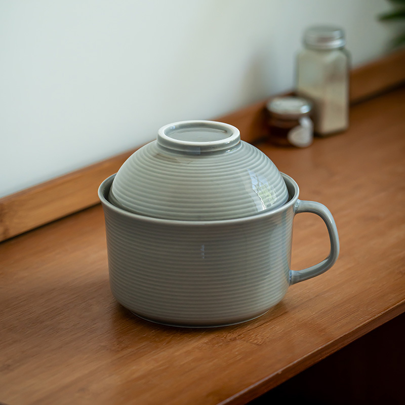 蓋付き陶磁器のカップラーメンの碗の食堂は取っ手を持って茶碗の寮の学生のインスタントラーメンの碗の家庭用食器のスープの碗を打ちます。|undefined