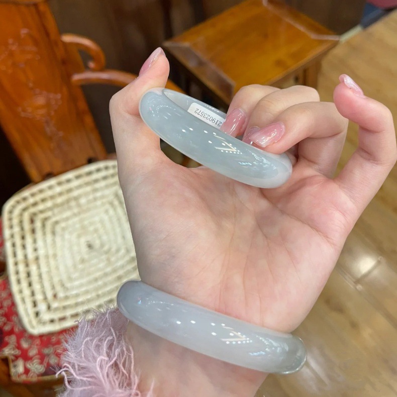 Vòng tay ngọc bích tự nhiên màu xanh nhạt ánh trăng phong cách thiếu nữ chi tiết 1