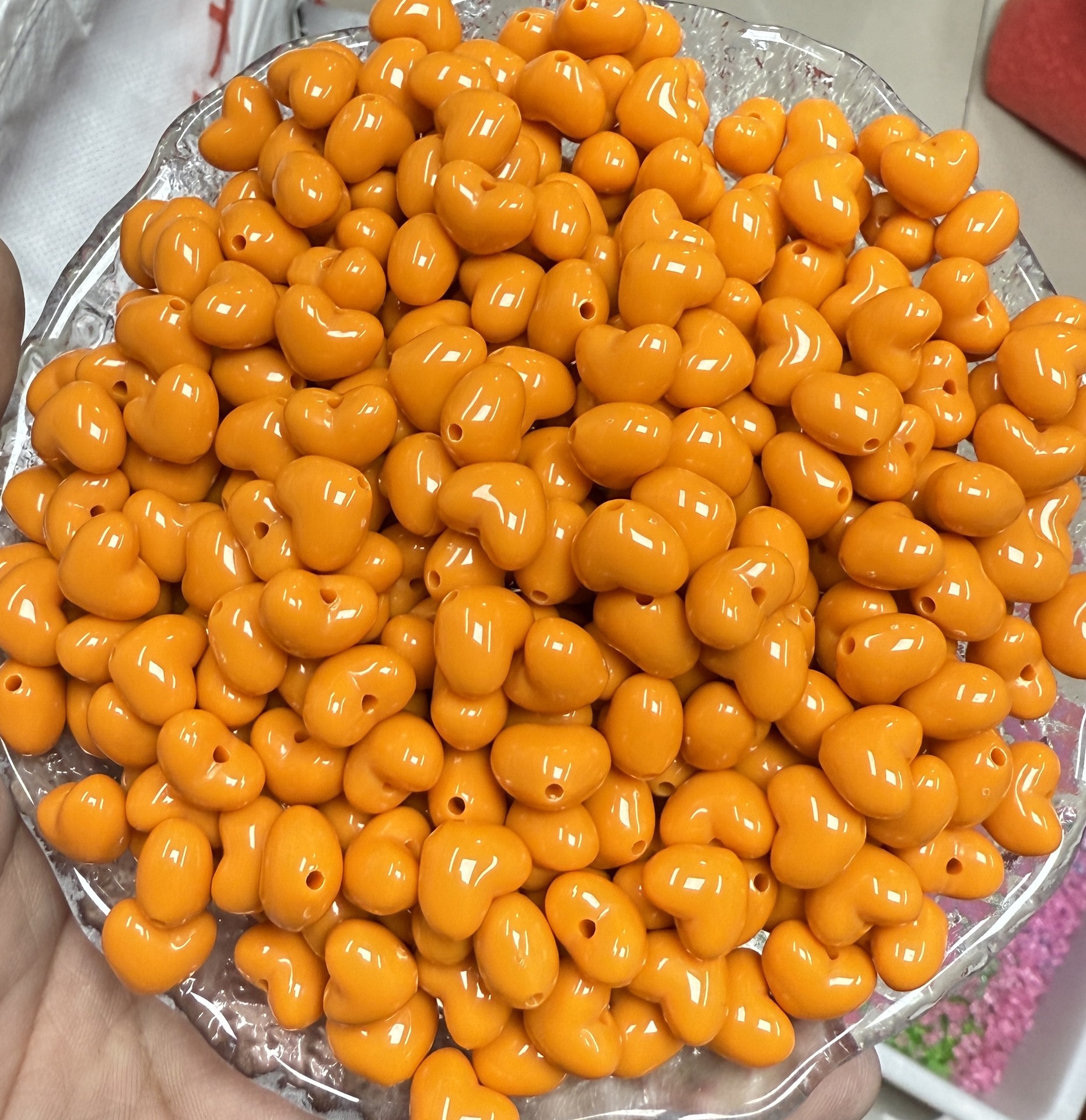 Gordos amor tacos agujeros verticales corazón de桃 cuentas acrílicas pulseras cadenas de teléfonos móviles diy accesorios de joyería 2025 perlas sueltas