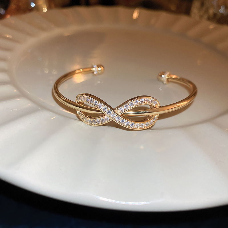 欧米のクロスボーダーにジルコンを入れて、ブレスレットを開けます。