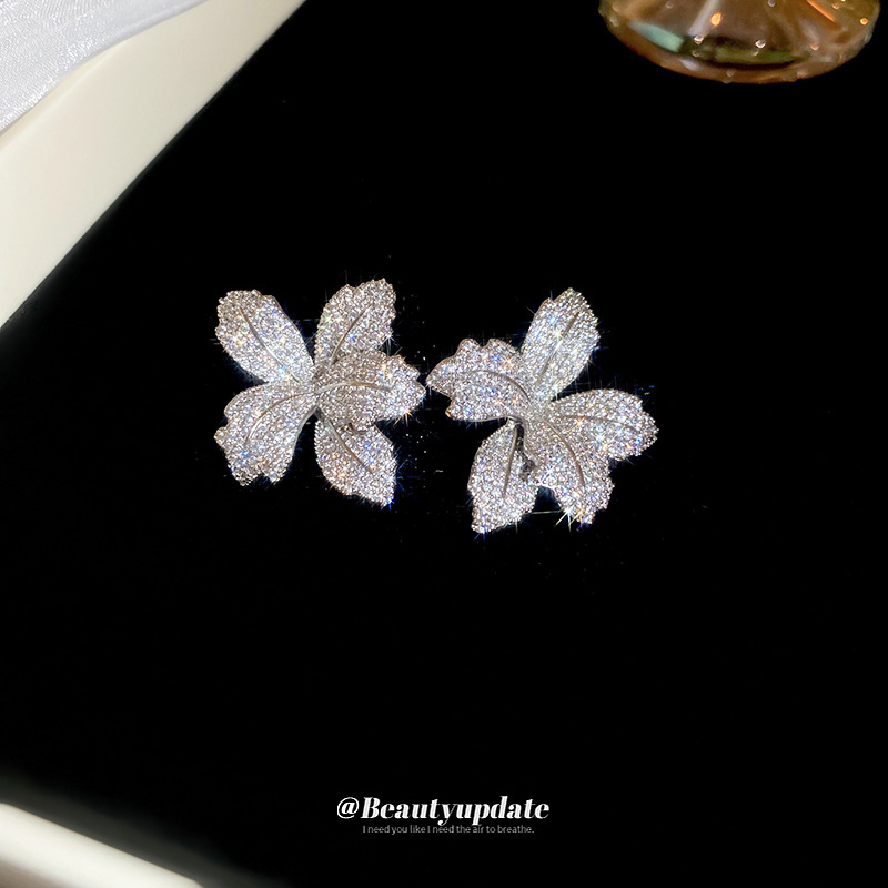 Aguja de plata Pendientes de flores de diamantes llenos súper parpadeantes europeos y americanos Pendientes de alta calidad exquisitos Pendientes de lujo simples y ligeros al por mayor