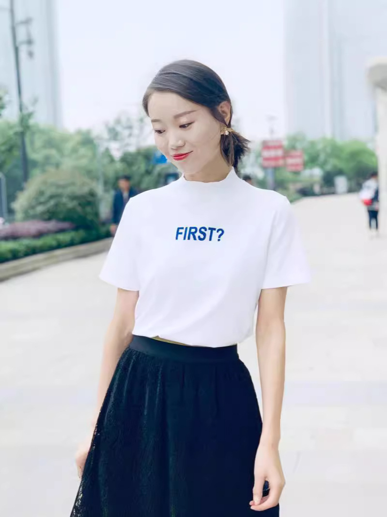Áo thun nữ cổ lửng tay ngắn chất liệu len lụa mát, thêu chữ đơn sắc — Màu đen