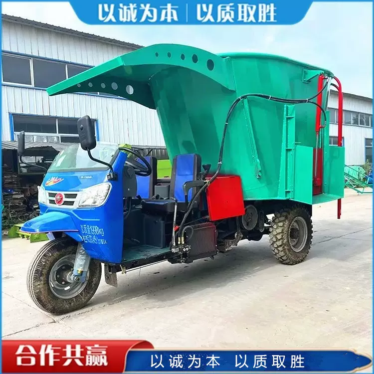 TMR搅拌撒料一体机 柴油5立方饲料投料车 牛场羊场自动喂料车