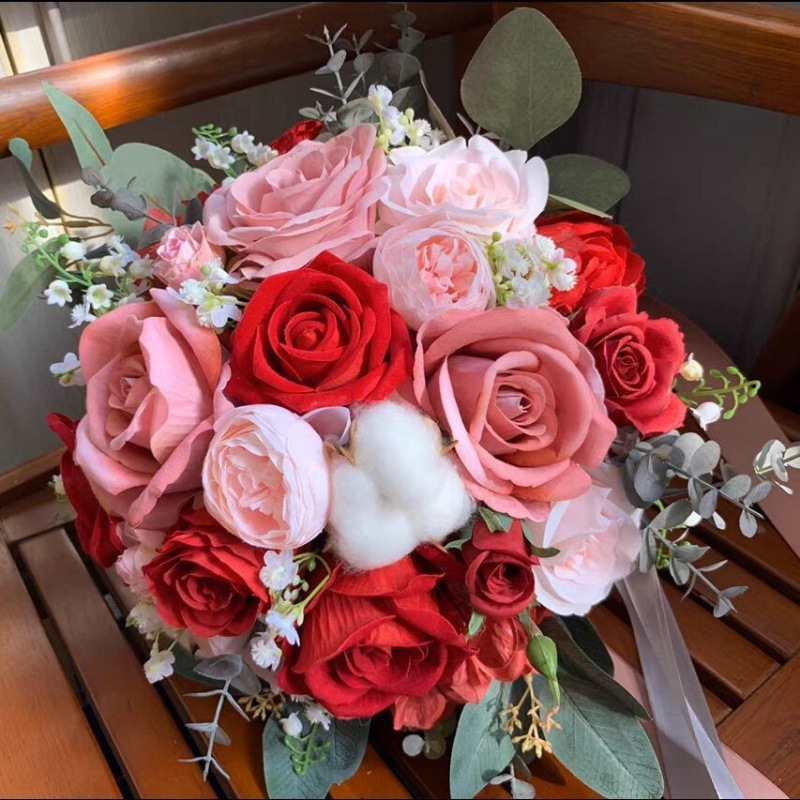 手に花を持つ新婦の韓国式結婚式の領収書のシミュレーションの花束の森系のウェディングドレスの撮影の道具の手に花をささげます。|undefined