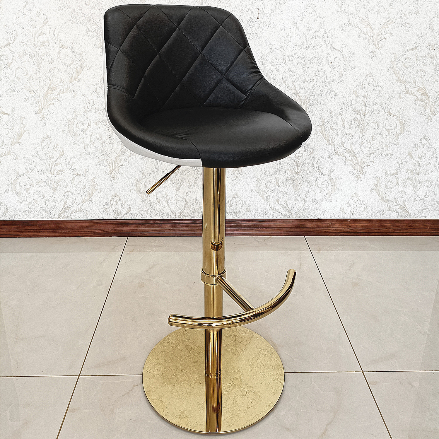 흰색과 검정색 중금속 금도금