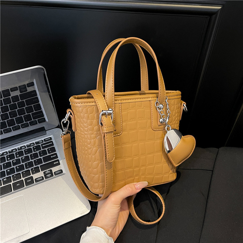 Bolso de alta calidad con textura 2025 verano nuevo estilo bolso de hombro con patrón de cocodrilo moda amor bolso de mensajero mujer