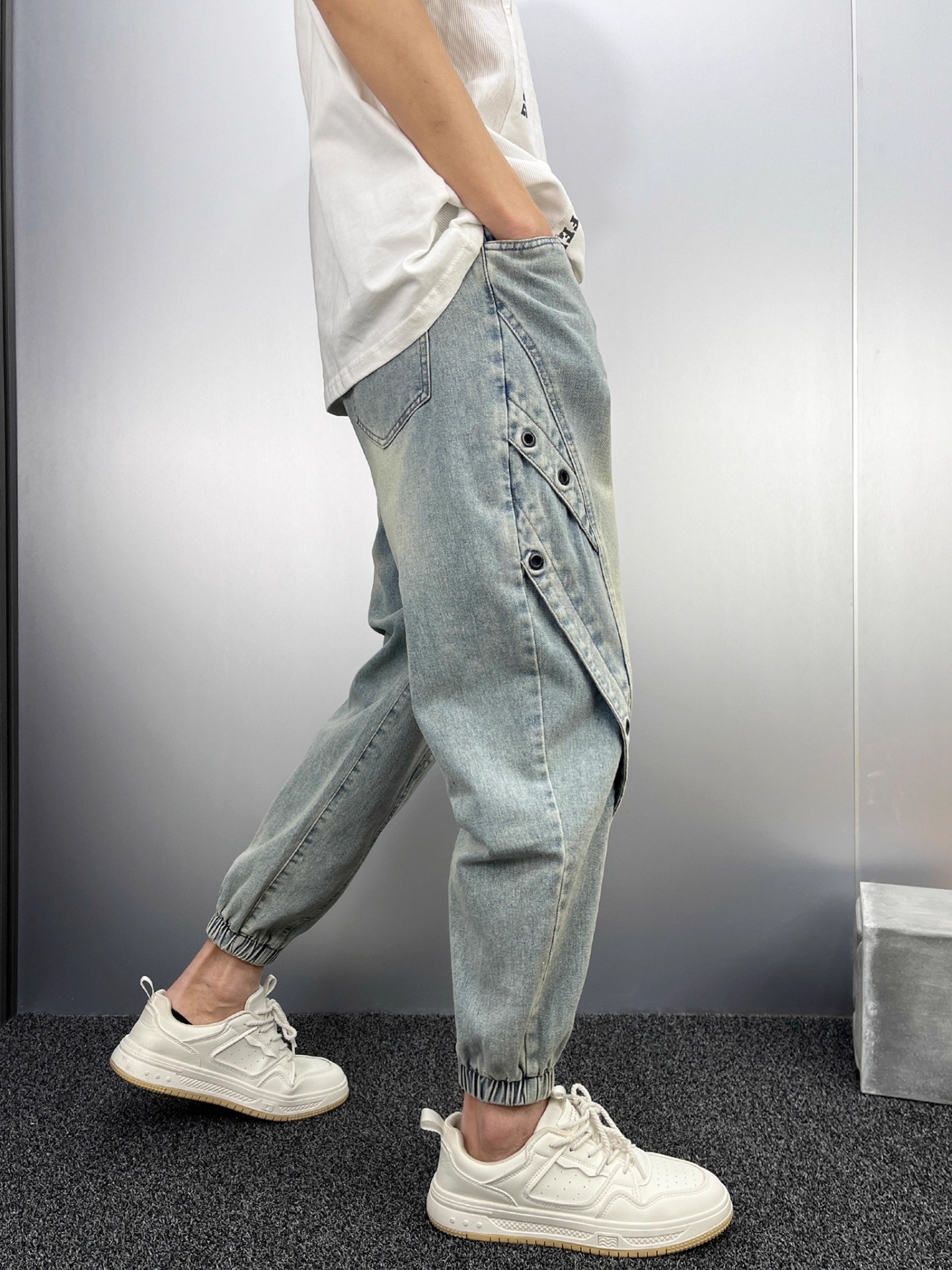 Men's Slim Fit Distressed Denim Jeans With Patchwork And Cuffs_voghion.com