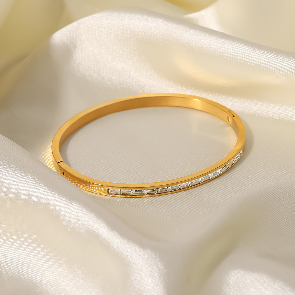 Simple Style Round Stainless Steel Inlay Zircon Gold Plated Bangle display picture 3