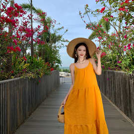 松弛感橘色裙子多巴胺海岛穿搭棉质吊带连衣裙宽松慵懒风海边度假