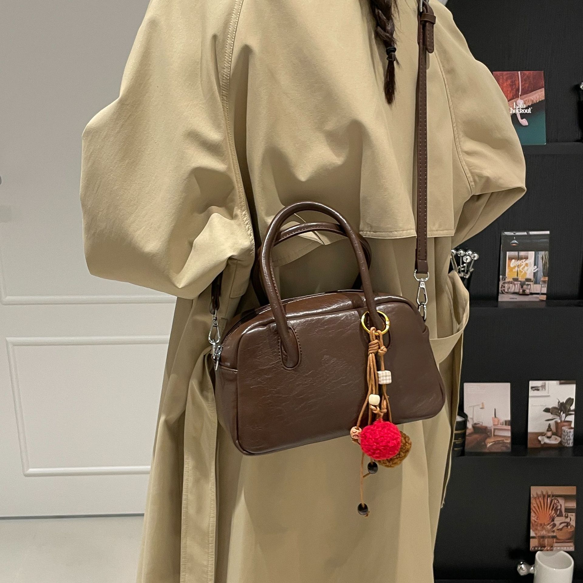 Bolsa de brazo retrógrada nicho mujer 2025 nueva moda bolso de bolos portátil de moda simple bolso de viaje de gran capacidad