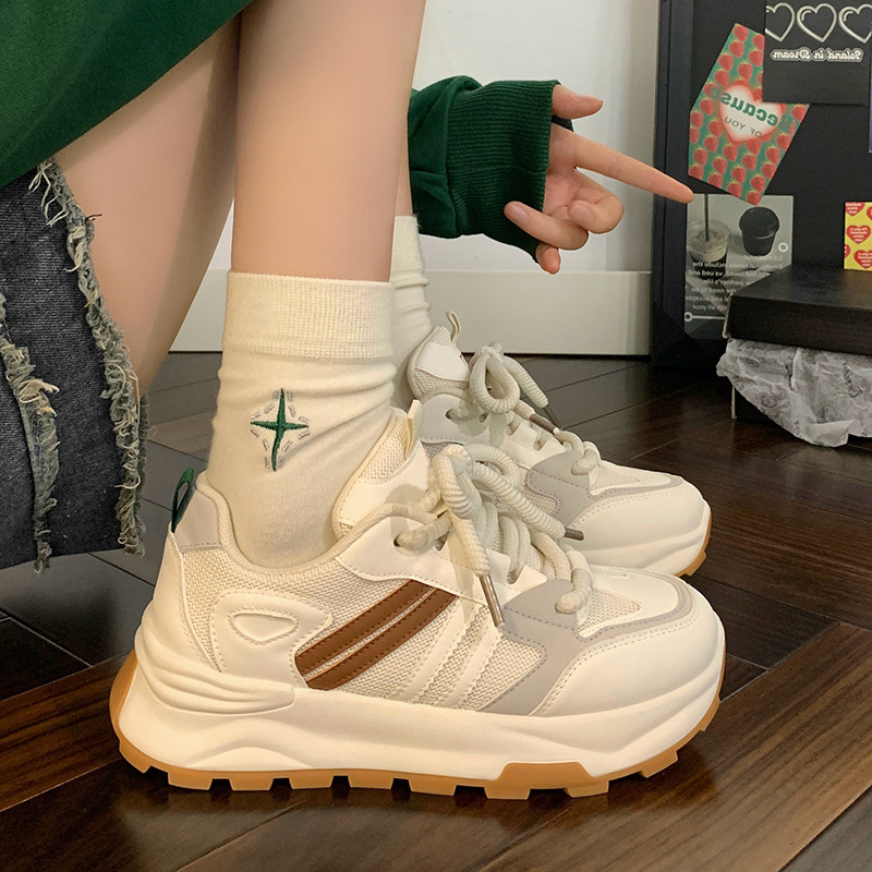 Zapatos deportivos de malla de suela gruesa para mujeres 2025 primavera nuevos zapatos casuales de muffins pequeños zapatos de alto padre