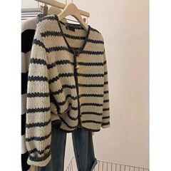 レトロなストライプのニットのコートの女性の秋冬の新型の怠惰な風の牛の角はvネックのゆったりしている短いセーターのカーディガンを掛けます。