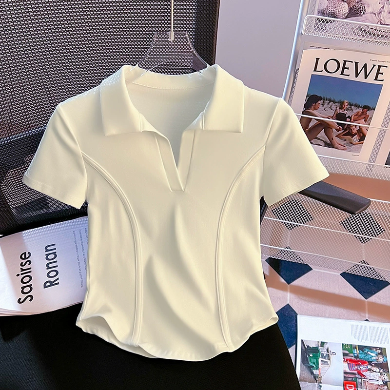 Женская футболка с короткими рукавами и неровным краем, лето 2025, новая, приталенная, короткая, с воротником-поло и рыбьей костью