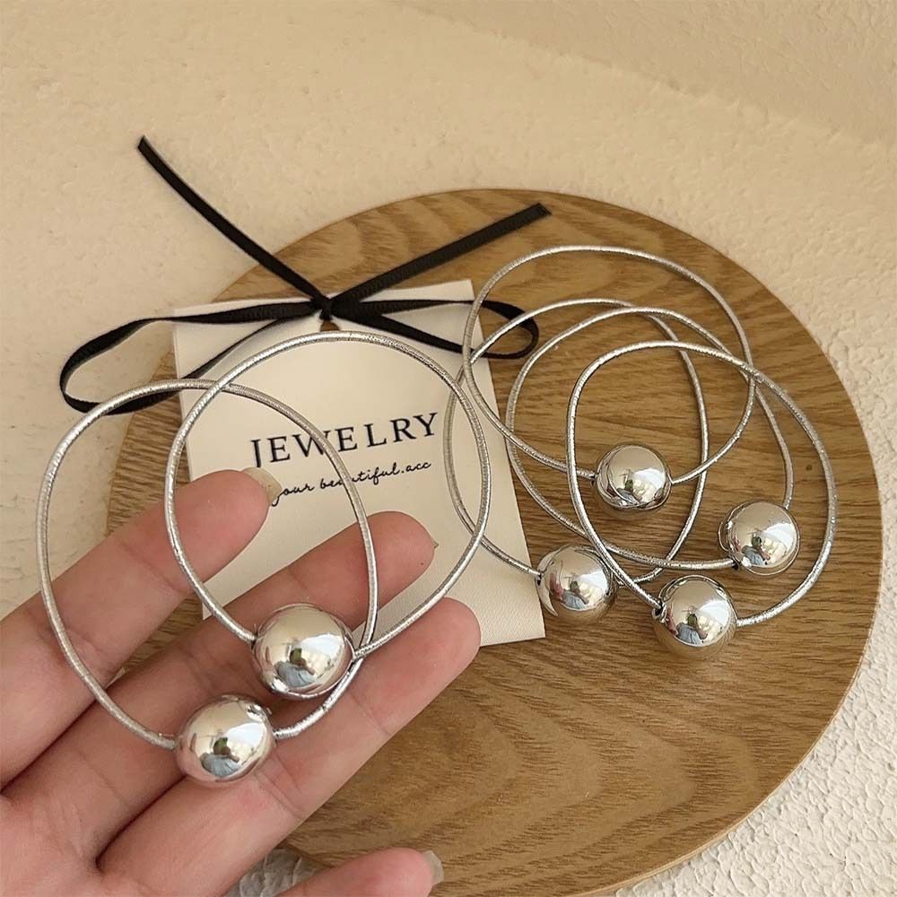 Simple de alto nivel sensación de cuerda de cabeza de bola plateada para mujeres 2025 nuevo anillo de cabello ins red rojo con cuerda de cabello de goma cola de caballo