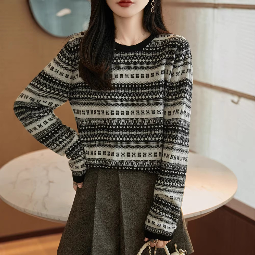 Áo len cổ tròn họa tiết Fair Isle dệt nổi mỏng nhẹ — đen chi tiết 3