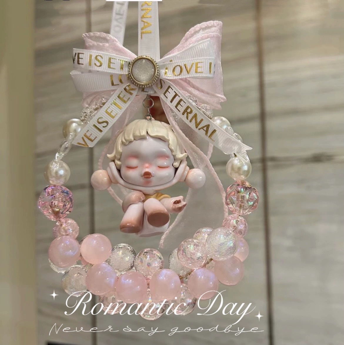 아기를 안고 있는 요정 스타일의 빛나는 구슬