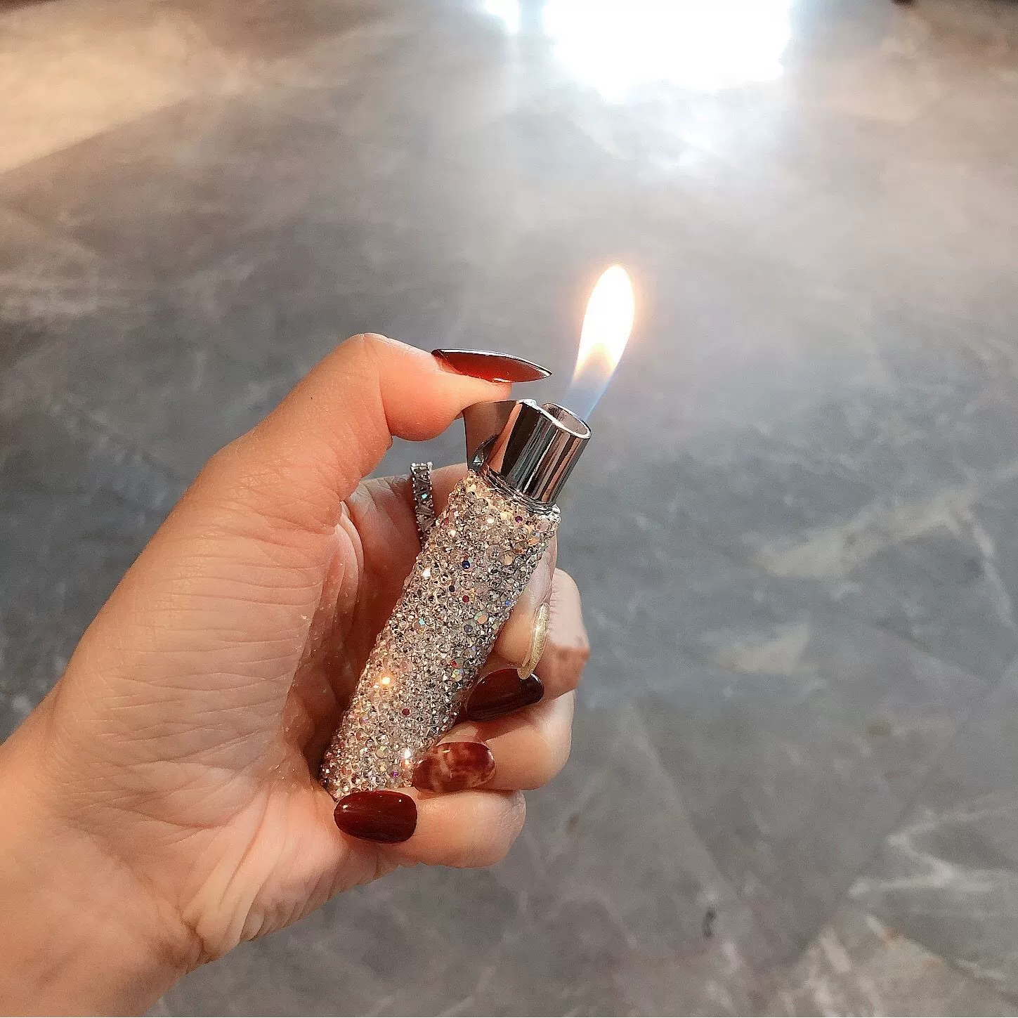 Женская надувная зажигалка с бриллиантами