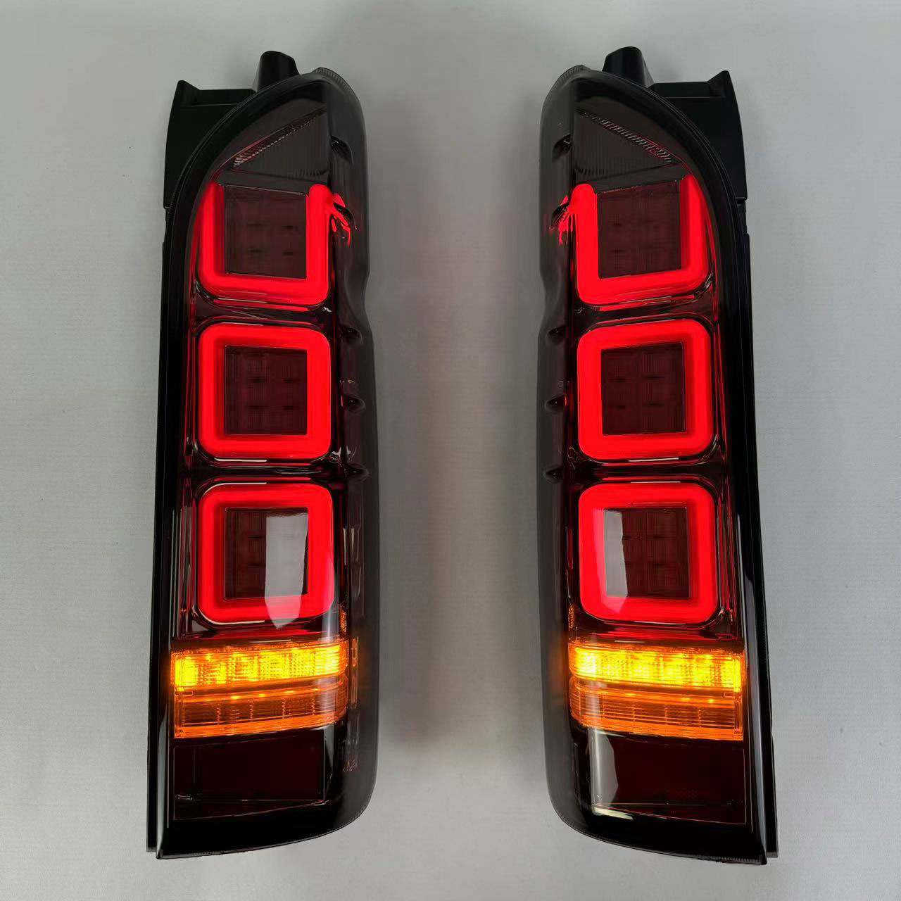 Suitable for 05-18 Toyota Hiace Hiace 200 Series Modified Led Taillights, Brake Lights, Flowing Water Turn Signals