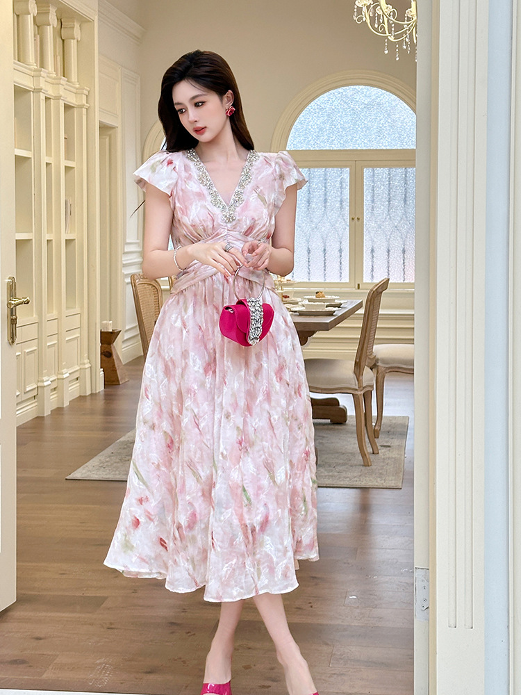 Đầm maxi nữ cổ chữ V đính kim cương thắt eo hoa hồng tình yêu đầu tiên — hồng