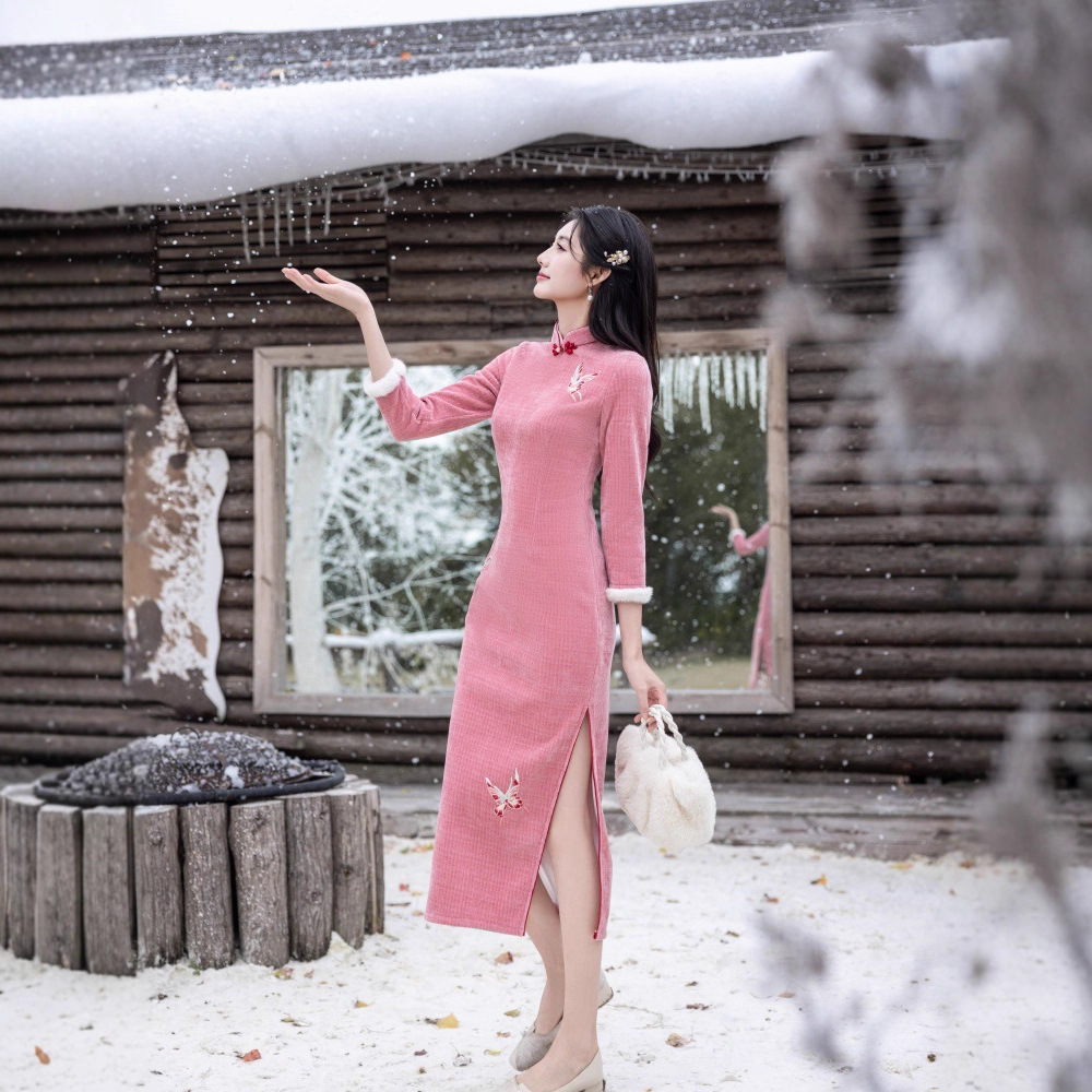 粉色旗袍新中式冬装改良订婚礼服2025新款冬季加绒高端绣花连衣裙