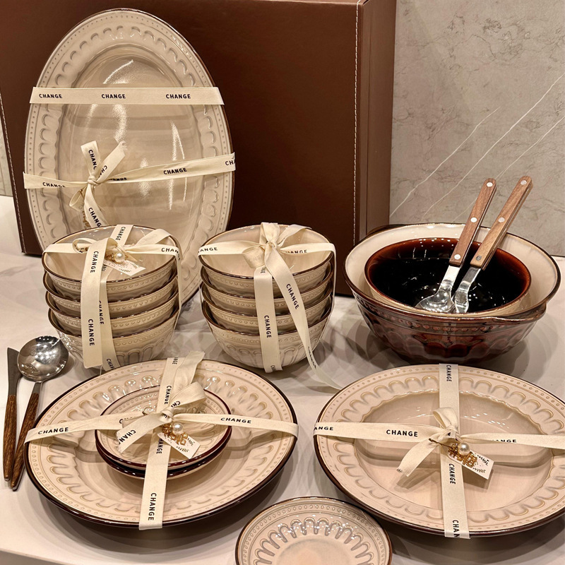 European Retro Ceramic Tableware Set, High-End Dishes, Rice Bowls, Dishes, Embossed Bowls and Plates, Tableware Set for Housewarming European Retro Ceramic Tableware Set, High-End Dishes, Rice Bowls, Dishes, Embossed Bowls and Plates, Tableware Set for Housewarming