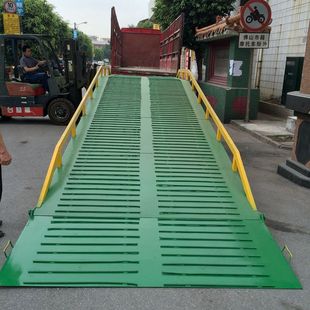 Container Loading and Unloading Platform Hydraulic Unloading Platform Logistics Warehouse Loading and Unloading Platform Mobile Climbing Bridge Price