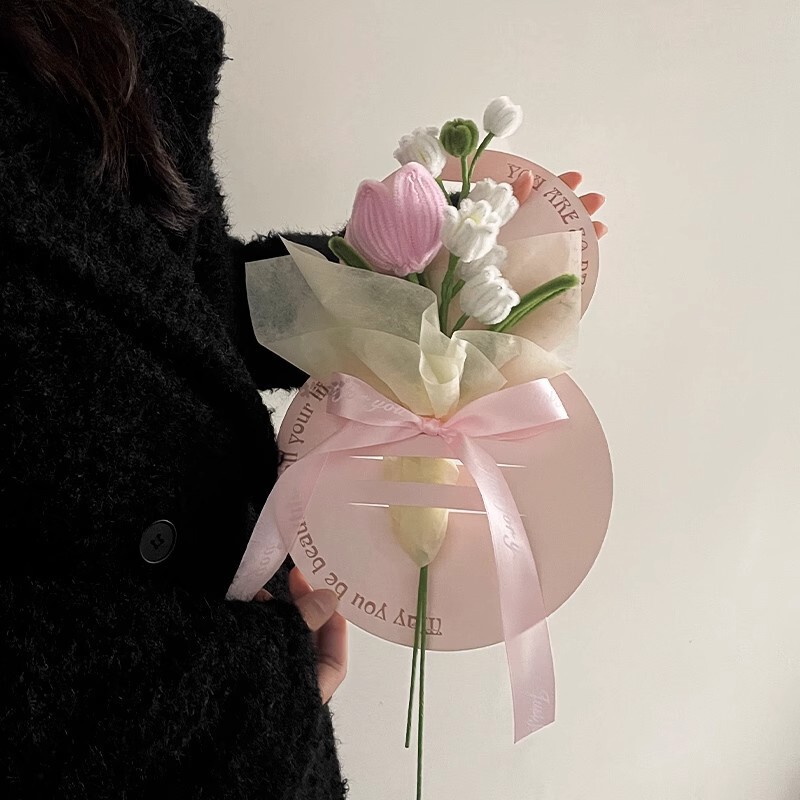 創意高級チューリップは花束を持っています。|undefined