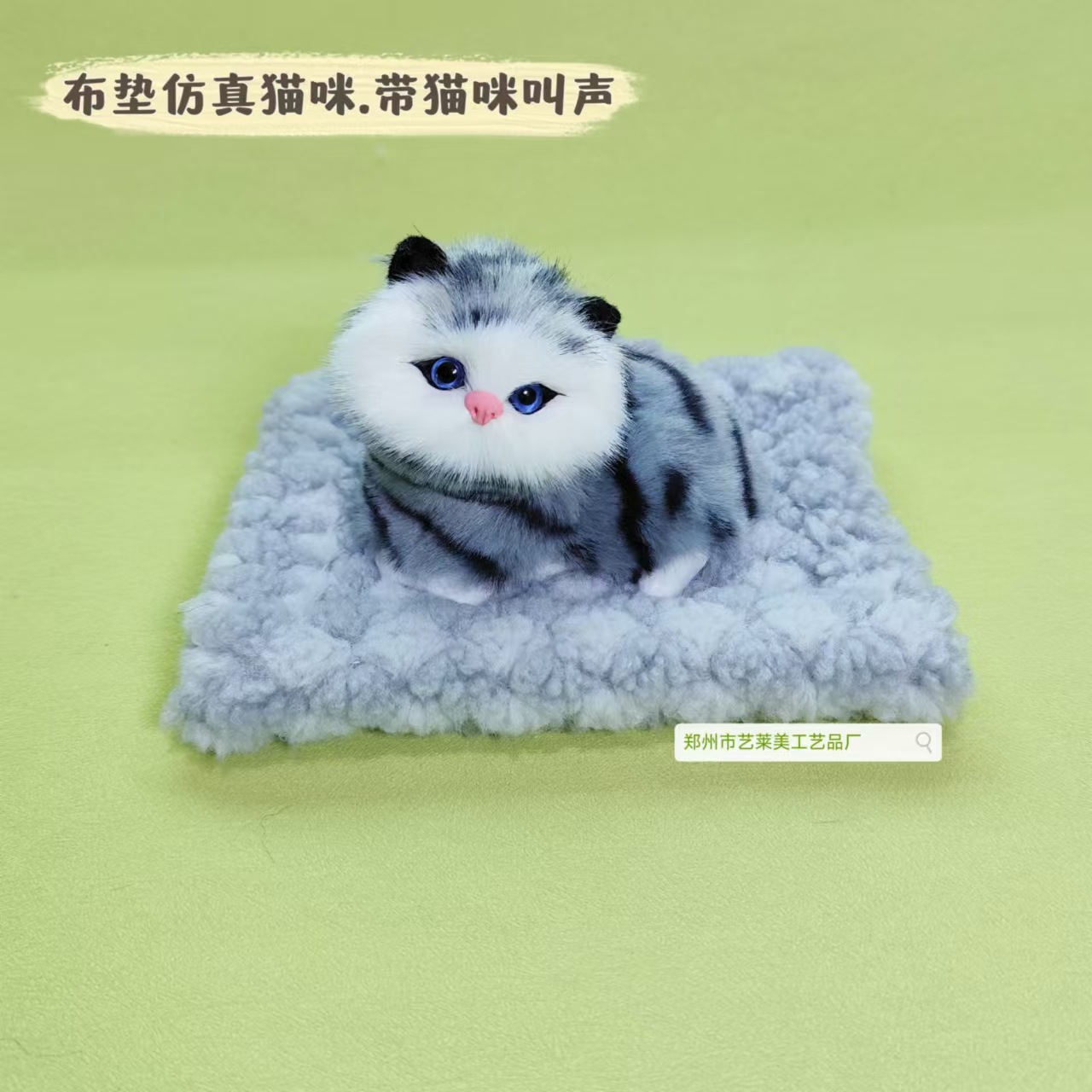 회색 천 패드 회색 거짓말 고양이