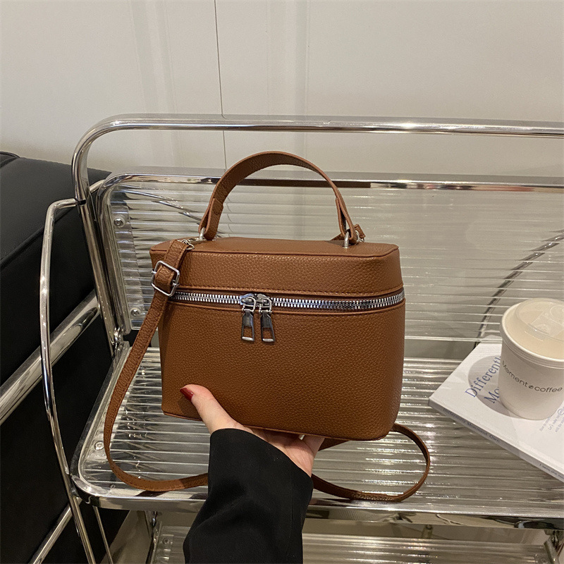 Bolsos para mujer nuevo estilo 2025 primavera nicho todo-fósforo bolso de mensajero de moda de hombro patrón de lichi bolso de cubo de lujo ligero