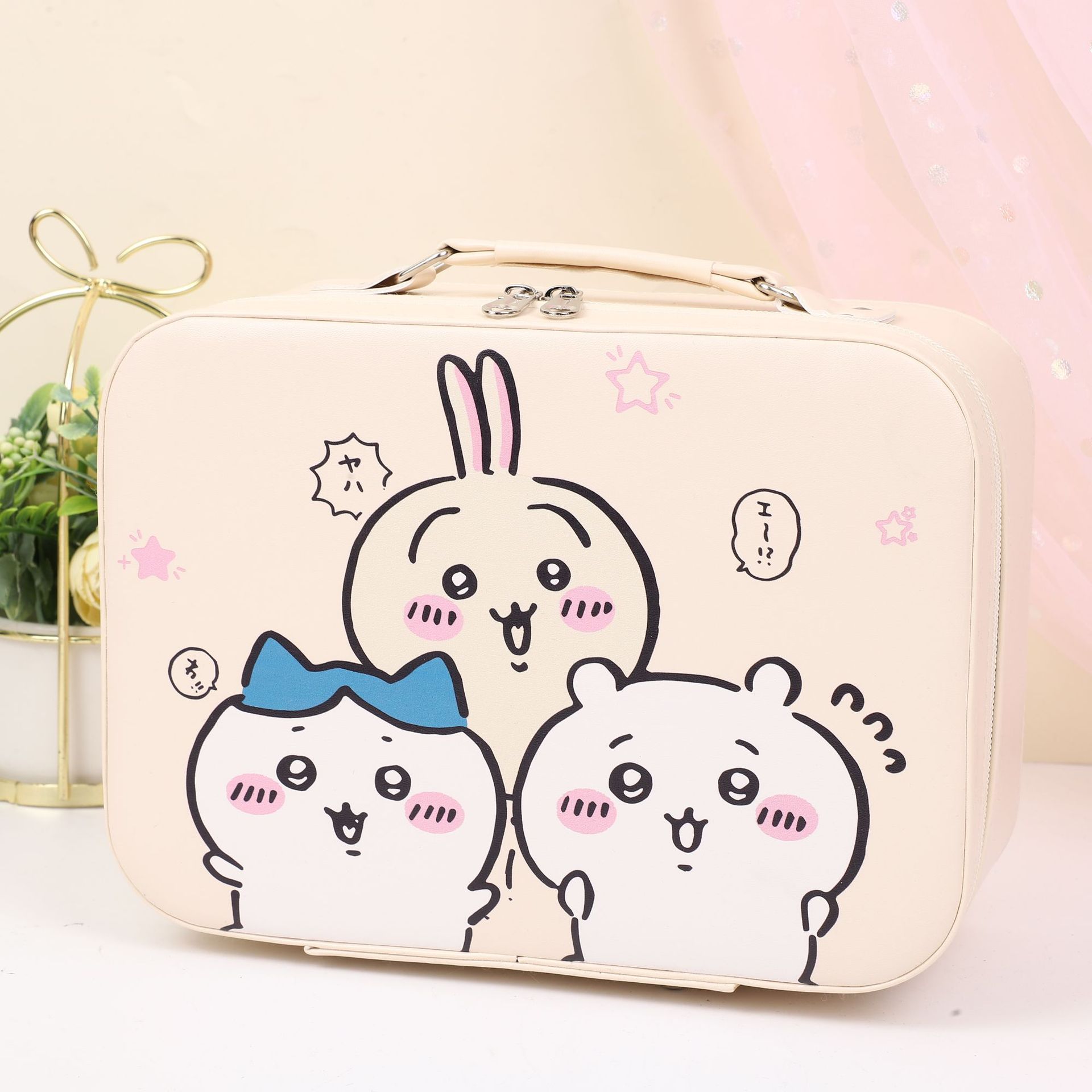 베이지 지니카와 대형 거울