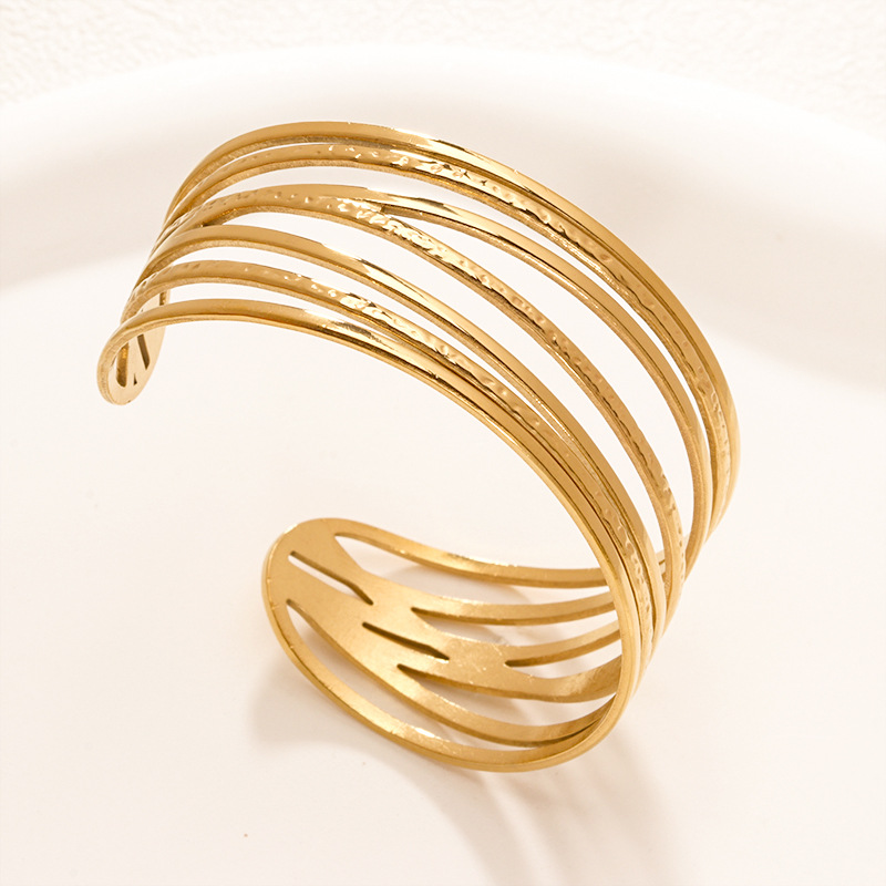 Fábrica en stock al por mayor de Europa y América transfronteriza de acero inoxidable en forma de C pulsera abierta ajustable chapado en oro 18K personalidad no se desvanece