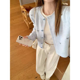 软糯百搭浅蓝色圆领开衫上衣女2025春显瘦蝴蝶结绣花毛衣