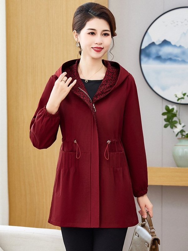 お母さんの秋の服は帽子の長袖の風衣と一緒に腰を収めてやせている雰囲気が現れます。|undefined